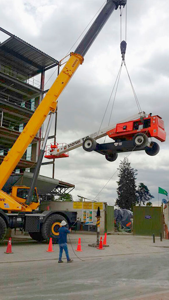 Izaje de plataforma elevadora en Edificio Avianca