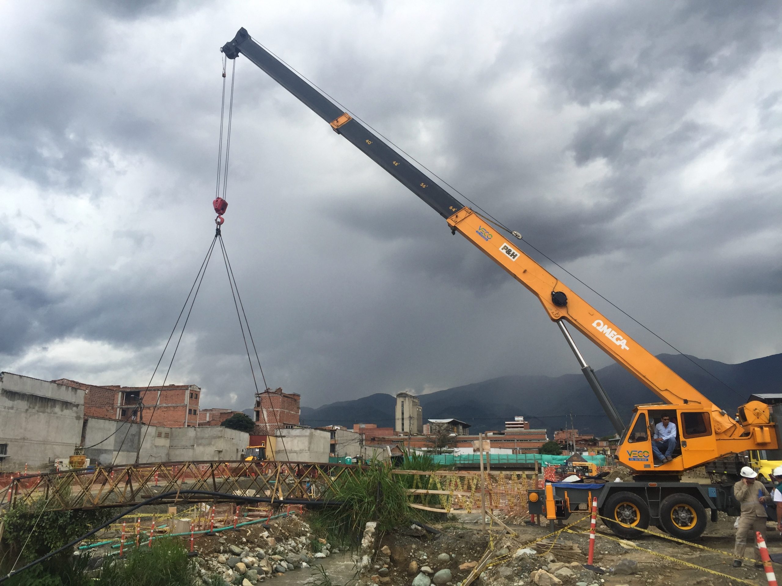Grúa telescópica en proyecto Metroplús Quebrada Doña María, Itagüí