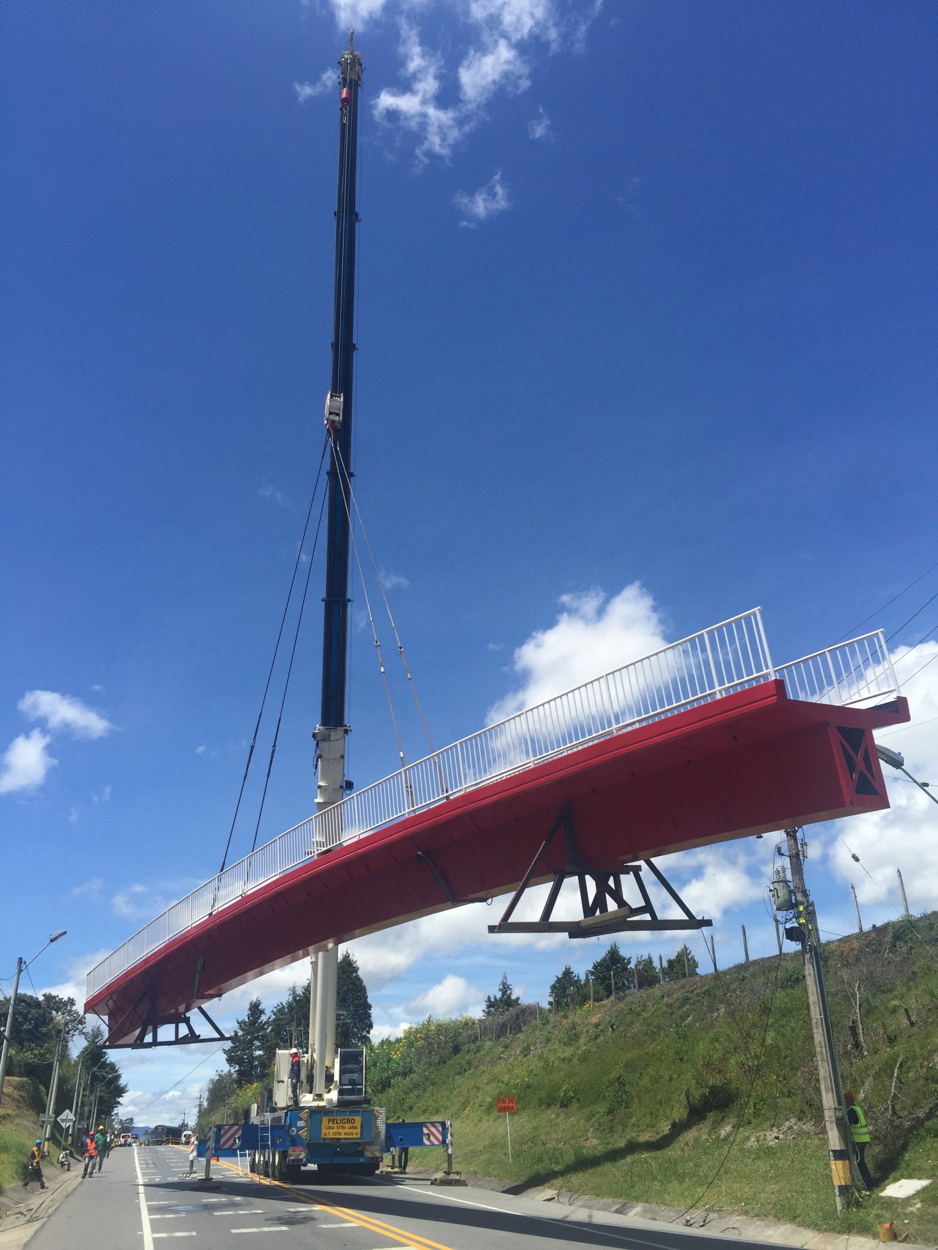 Izaje de puente peatonal en Medellín