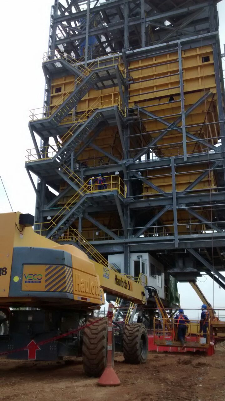 Plataforma elevadora Veco Rental en la refinería Reficar, Cartagena